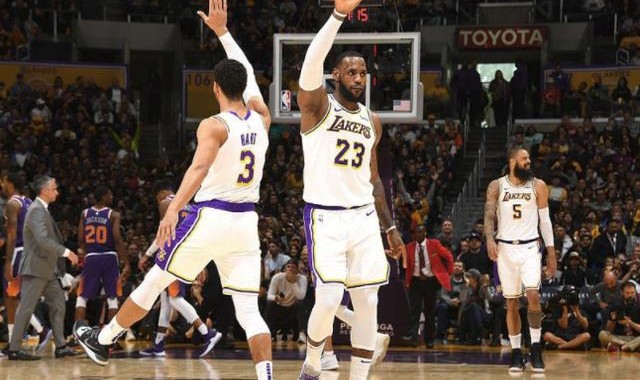  詹姆斯轰三双助湖人逆转公牛夺连胜