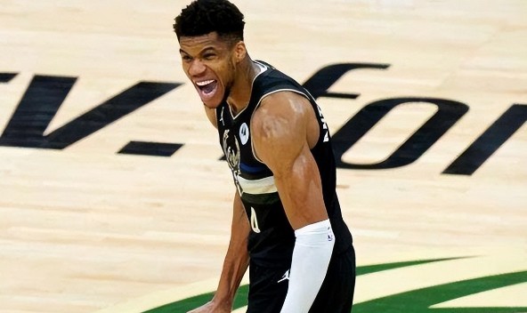  霍勒迪致命抢断终结比赛，雄鹿防守反击击退布鲁克林