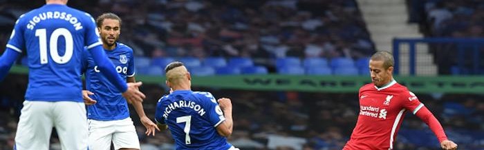  法兰克福德比战再现红牌争议判罚引热议  