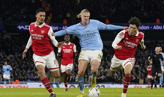  曼城客场逆转阿森纳，英超榜首大战火花四射