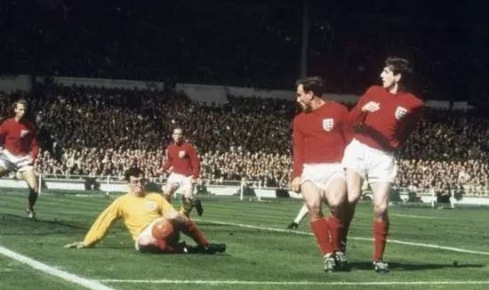  波鸿定位球战术奏效逼平强敌拿分  