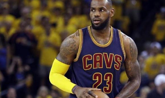  詹姆斯再创纪录，生涯总分破四万  