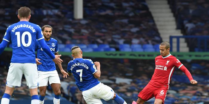  法兰克福德比战再现红牌争议判罚引热议  