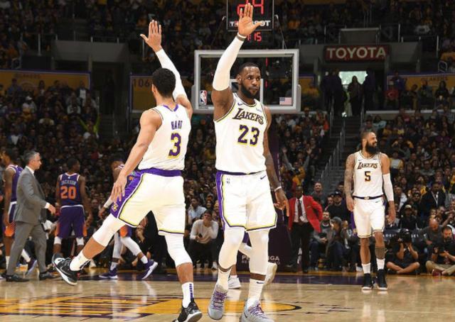  詹姆斯轰三双助湖人逆转公牛夺连胜